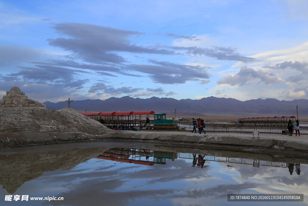 湖畔火车美景 宁静悠远