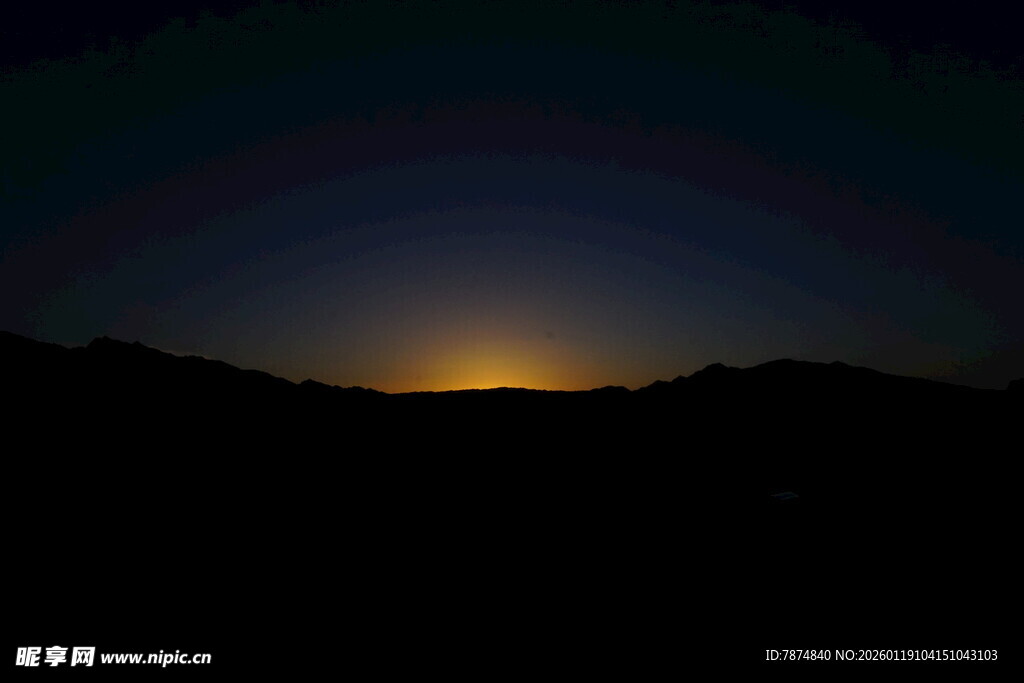 夜幕下的山峦与天际微光