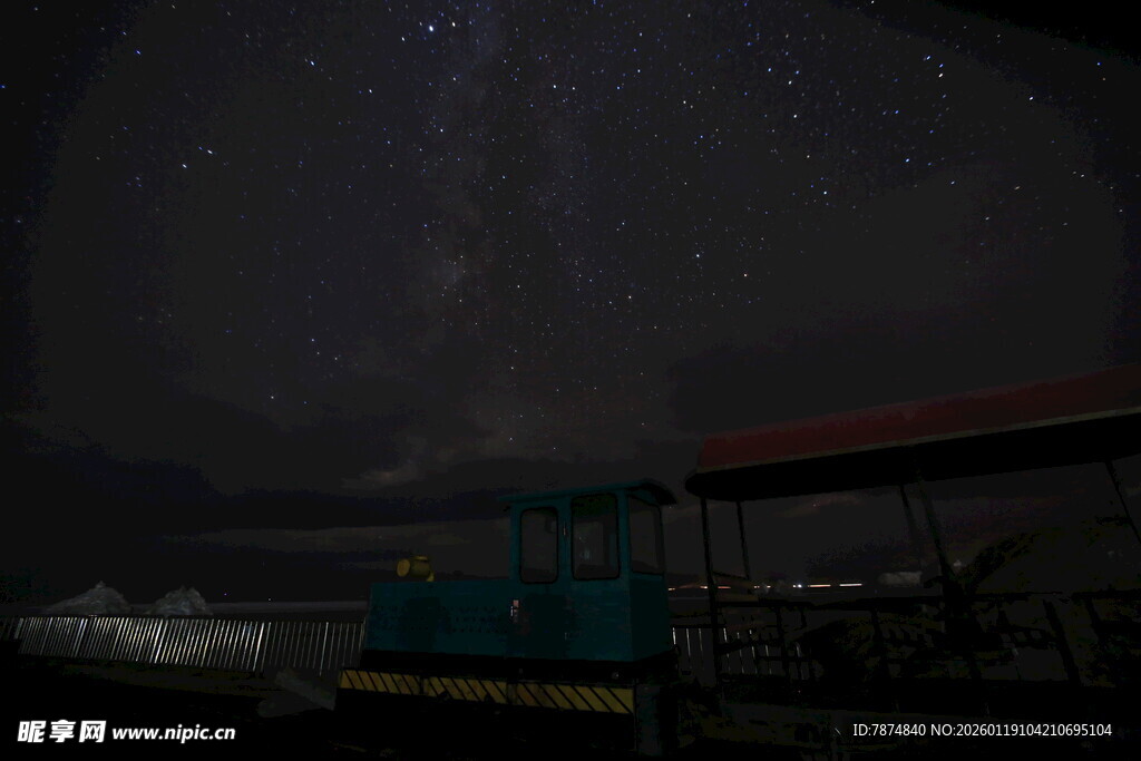 夜空下的火车场景