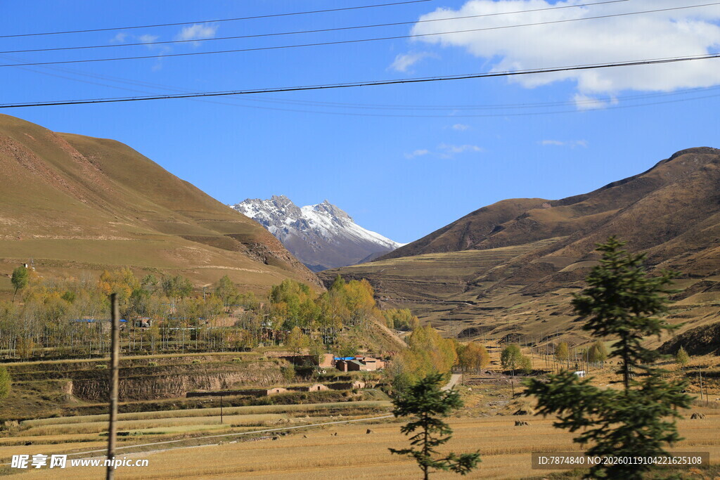 山间美景 远处雪山初现