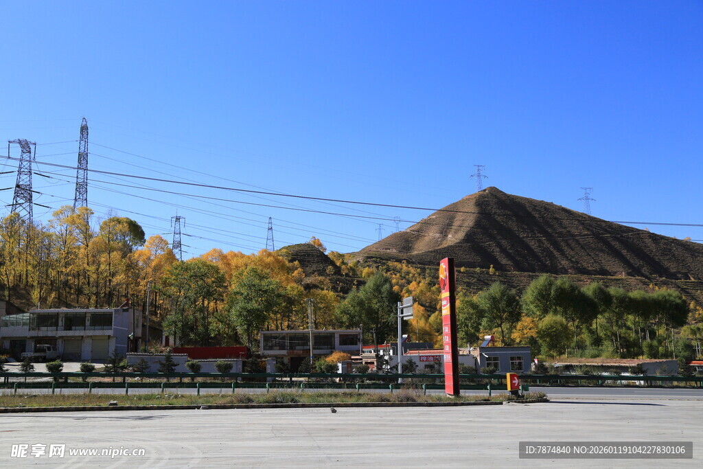秋日城市中的独特建筑景观