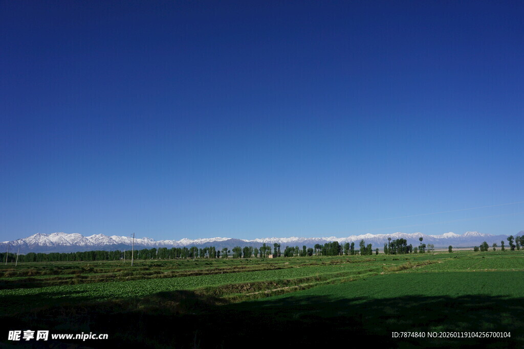 广阔草原上的蓝天远景