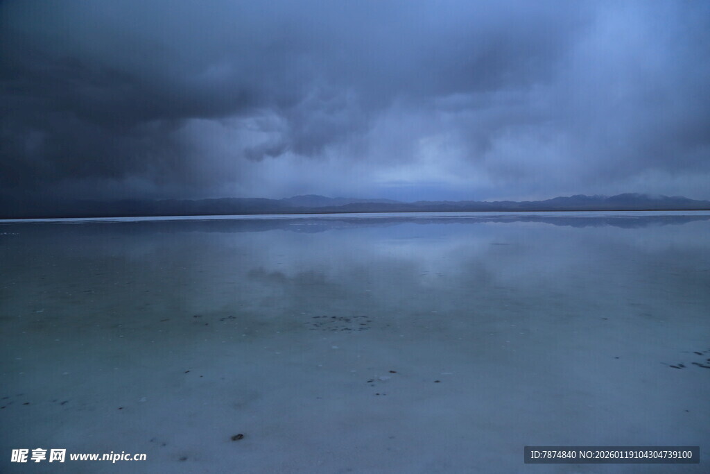 暴风雨前的宁静海面