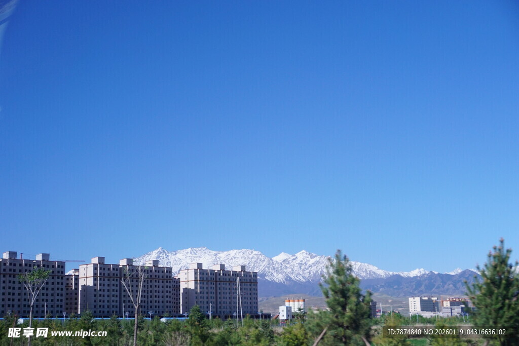 城市与雪山相映的美景