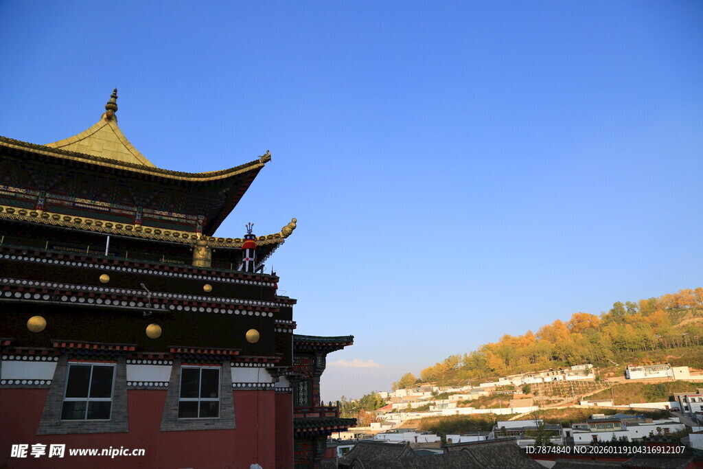 古建楼阁映蓝天