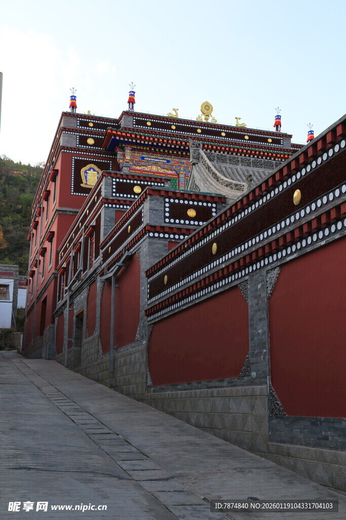 藏式红墙建筑街道景观