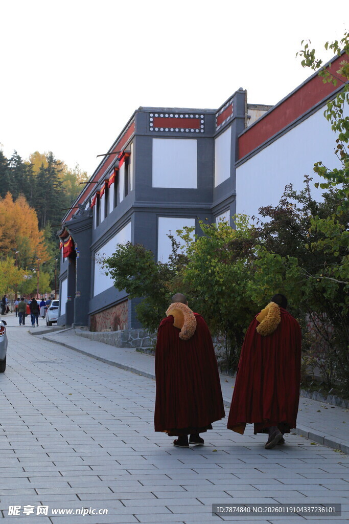 僧人漫步古街道