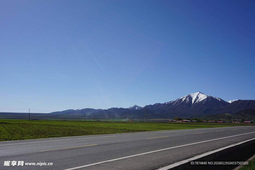 公路尽头的雪山美景
