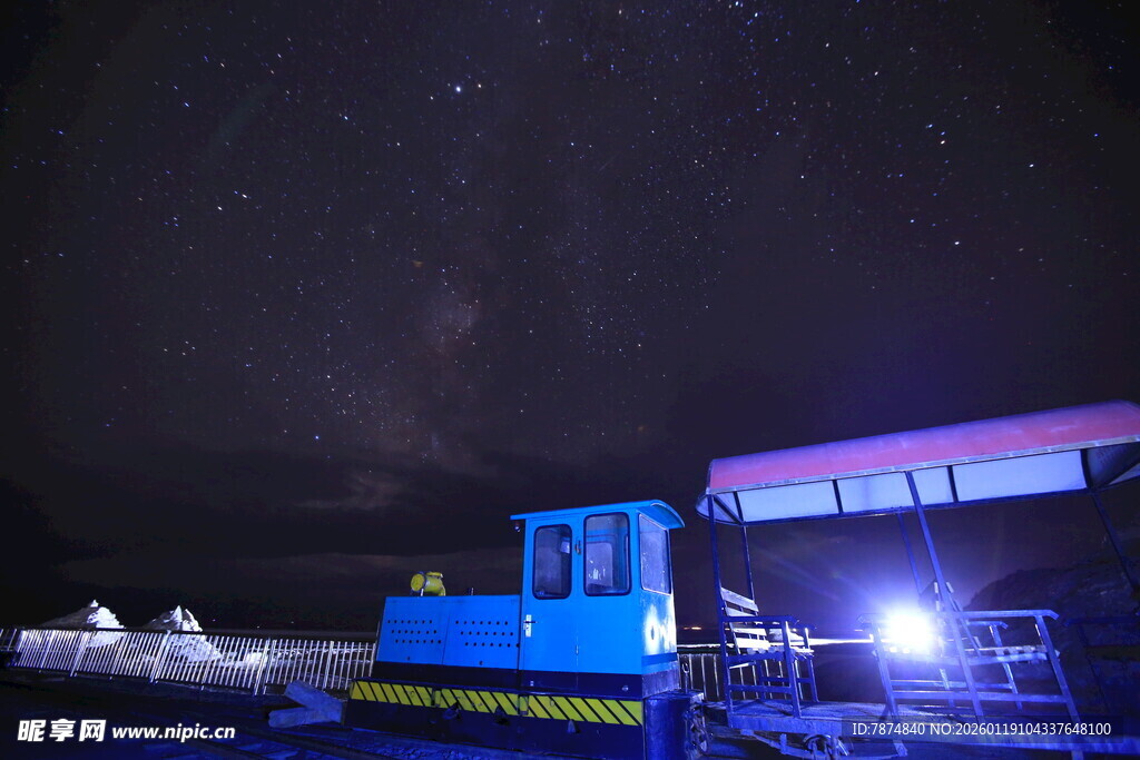 夜晚的工程车与星空