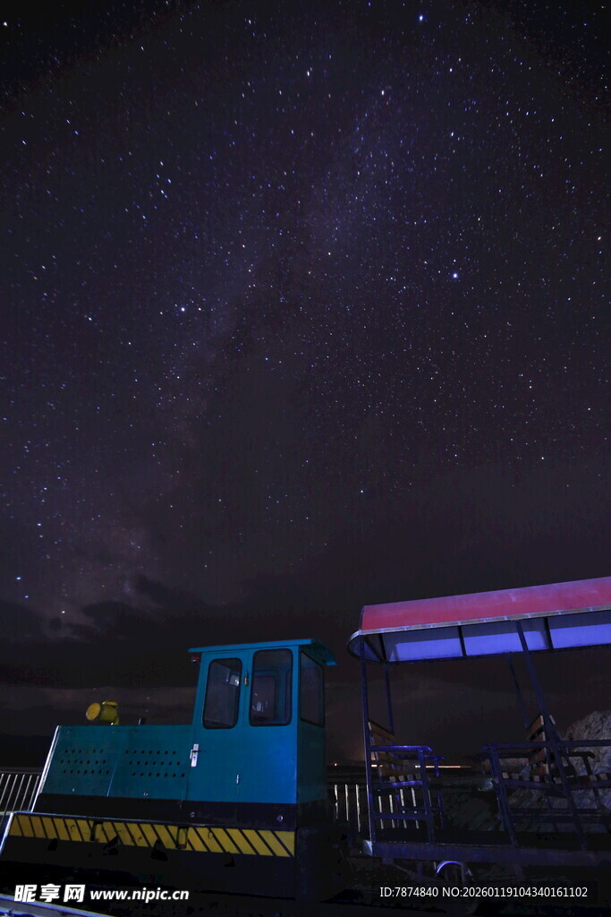 夜空下的蓝色建筑与星河