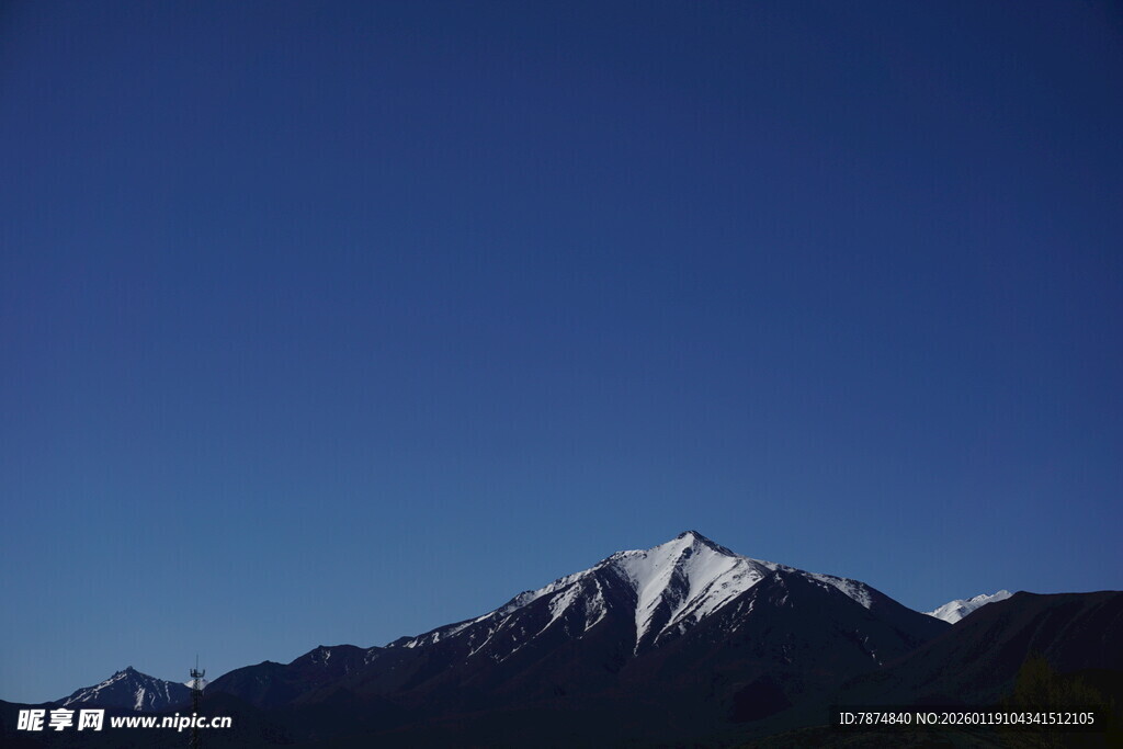 雪山蓝天美景