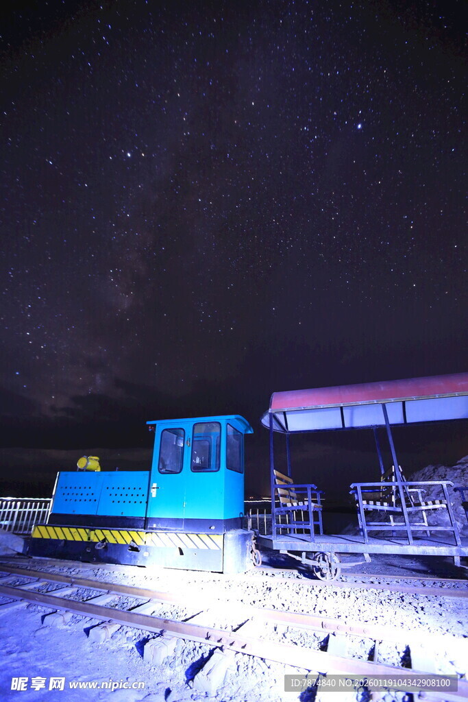 雪夜中的多彩小屋