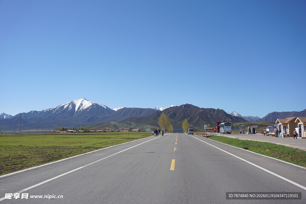 公路通向远方的雪山美景