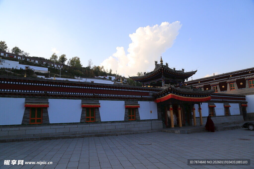 古雅建筑前的开阔广场