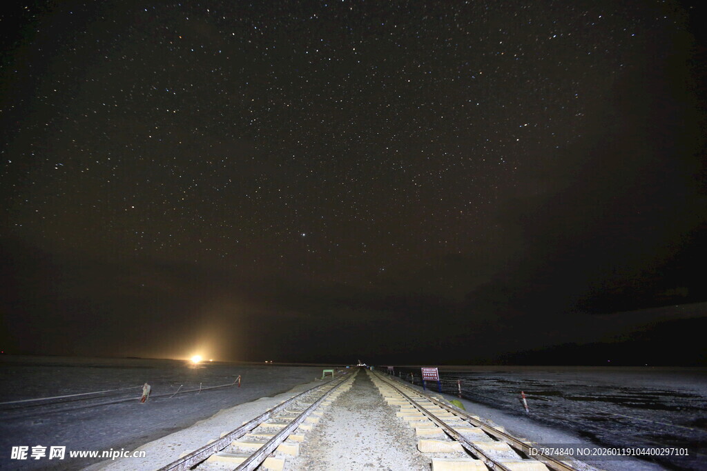 雪夜公路上的璀璨星空