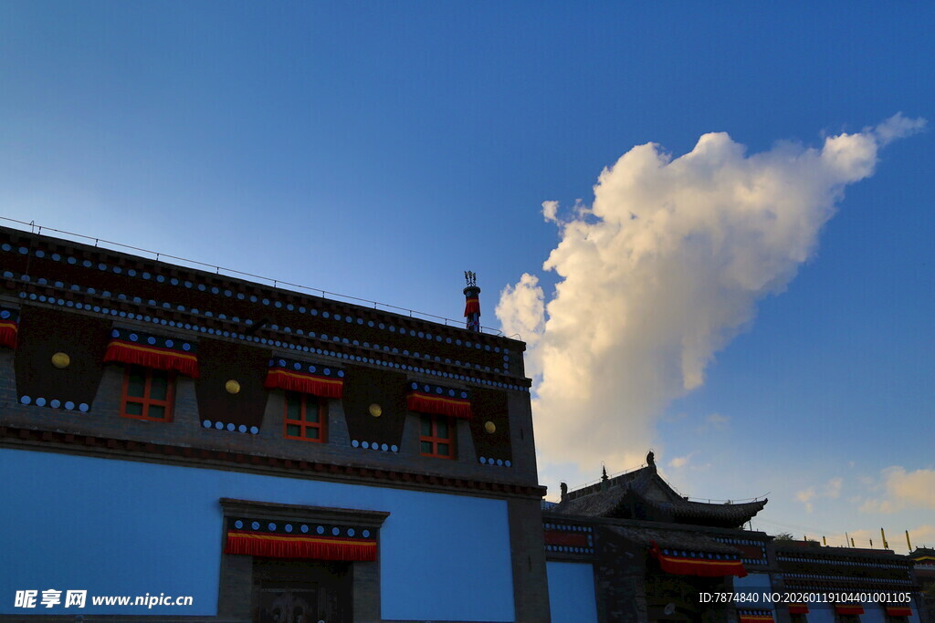 古建旁的壮丽云朵景观