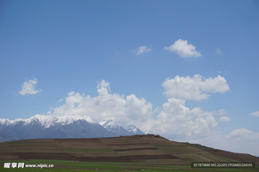 蓝天白云下的远山风景