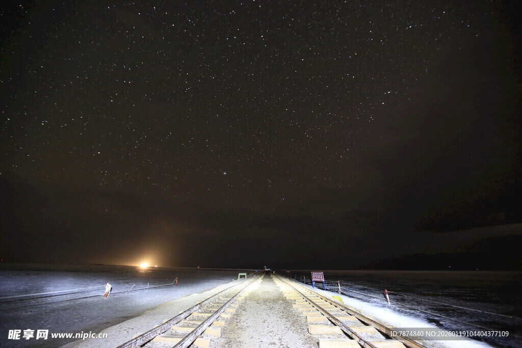 雪夜公路 远方微光闪烁