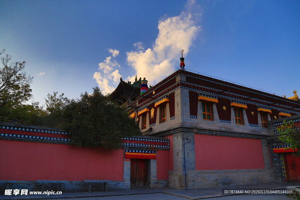 夕阳下的中式古建筑