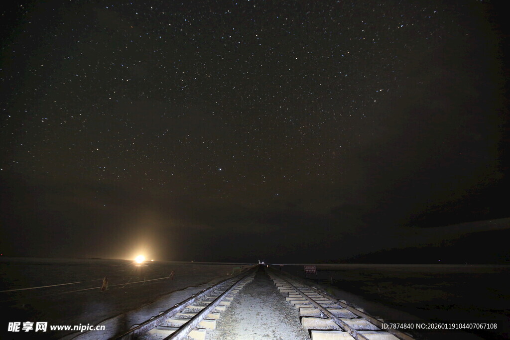 夜下路轨 孤月繁星相伴
