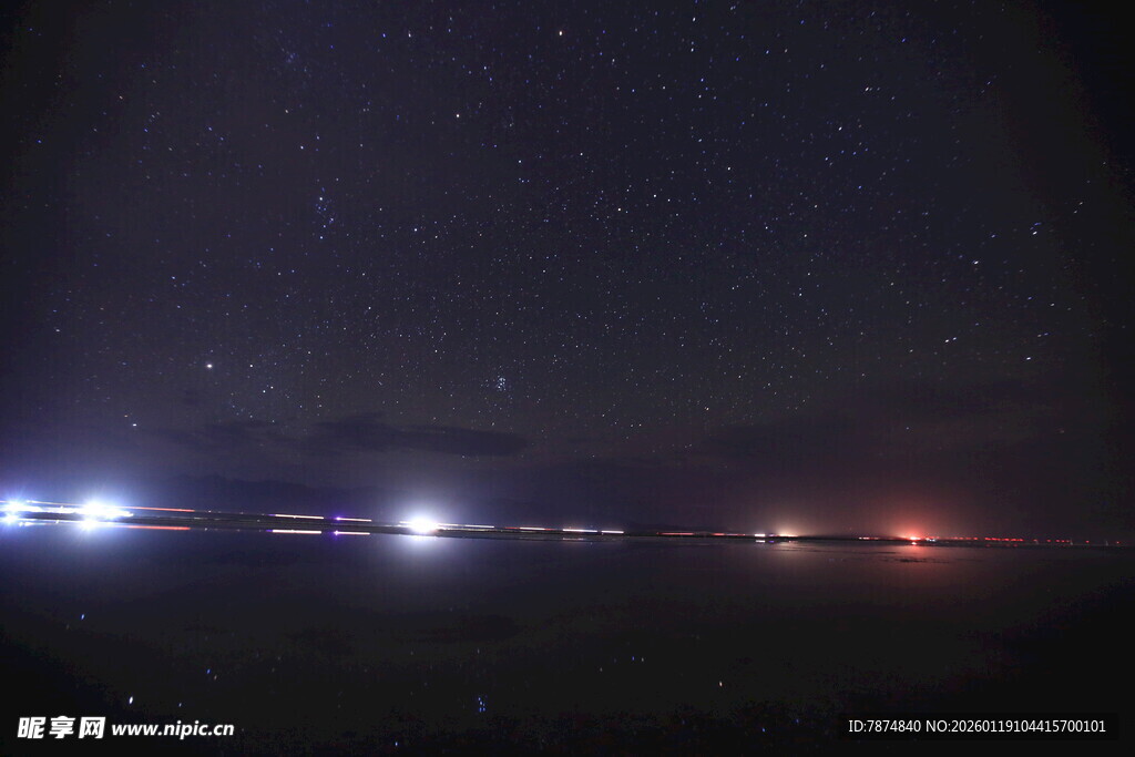夜空中闪烁的城市灯光