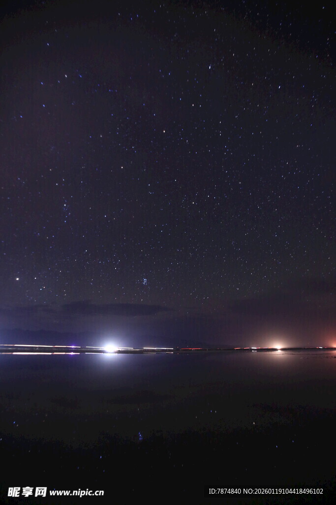 夜空下的神秘光线景象
