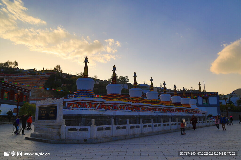 夕阳下的特色建筑广场
