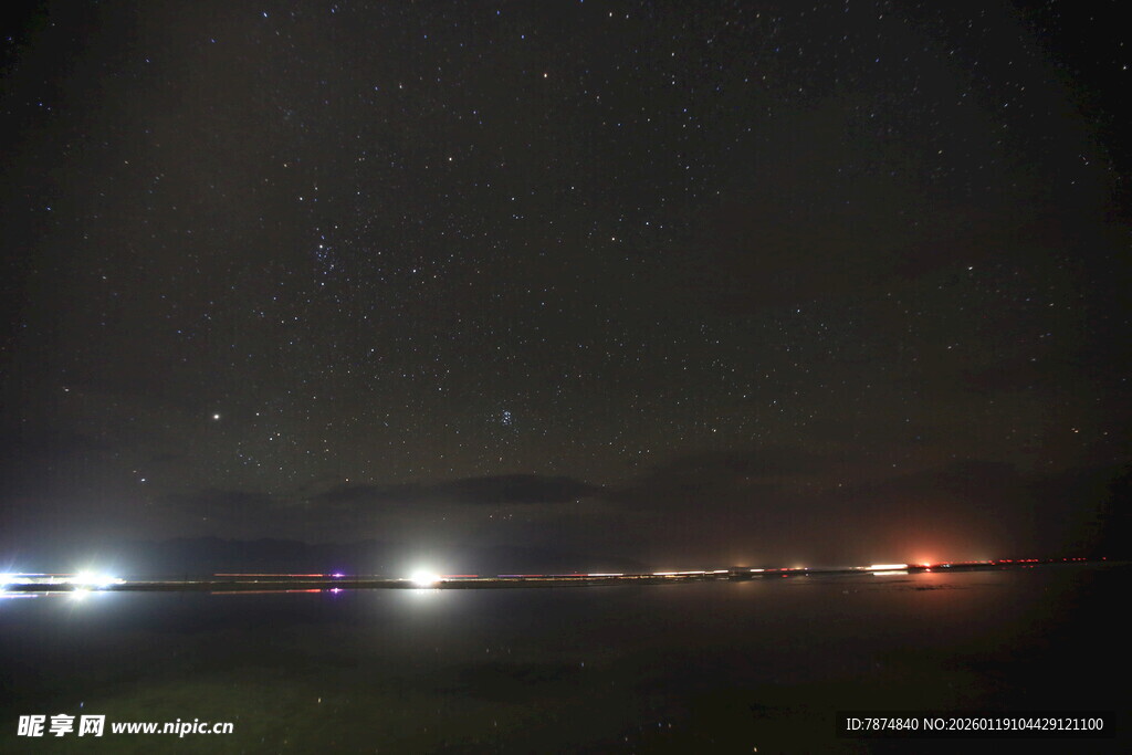 夜晚野外的灯光与星空