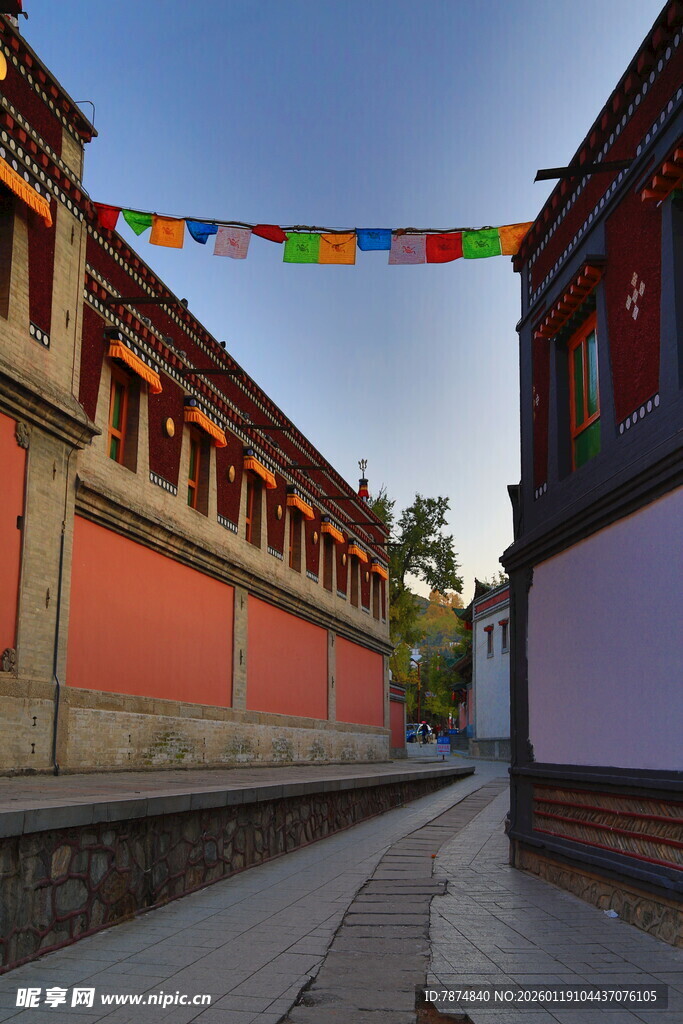 藏式建筑小巷中的经幡飘扬