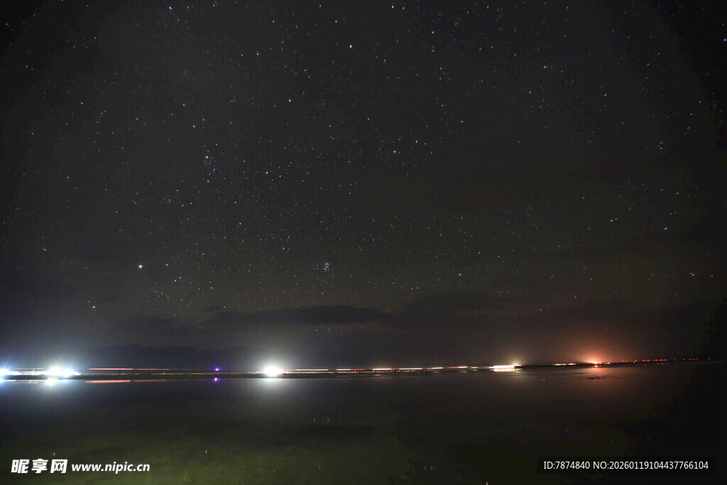 夜晚机场跑道灯光与星空