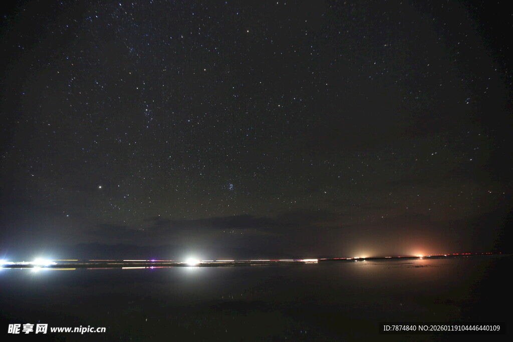 夜空下的城市灯光景观