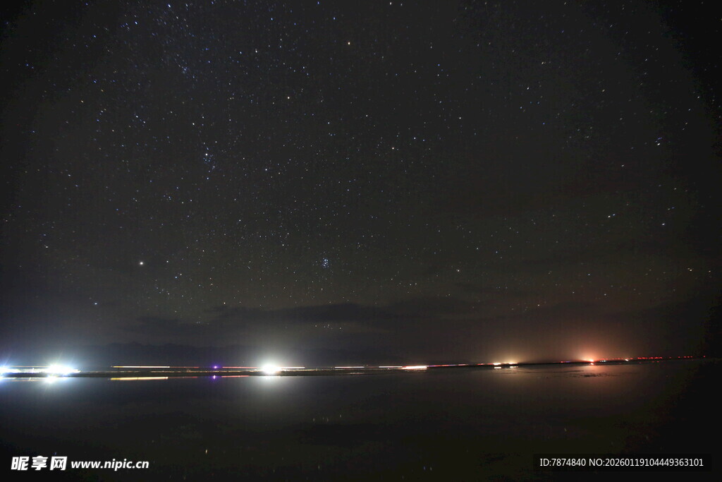 夜幕下的城市与星空景观