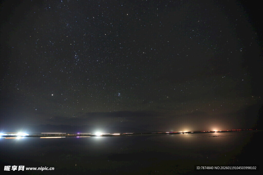 夜幕下的城市灯光与星空