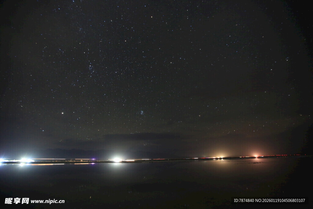 夜晚星空下的城市灯光