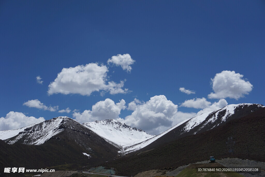 蓝天白云下的雪山美景