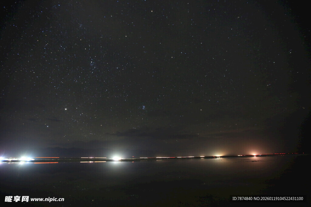 夜晚城市灯光与星空景象
