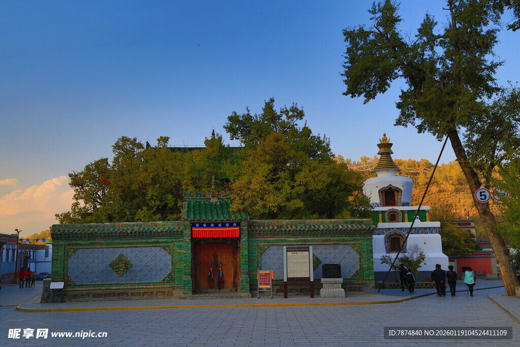 古朴建筑前的悠闲场景