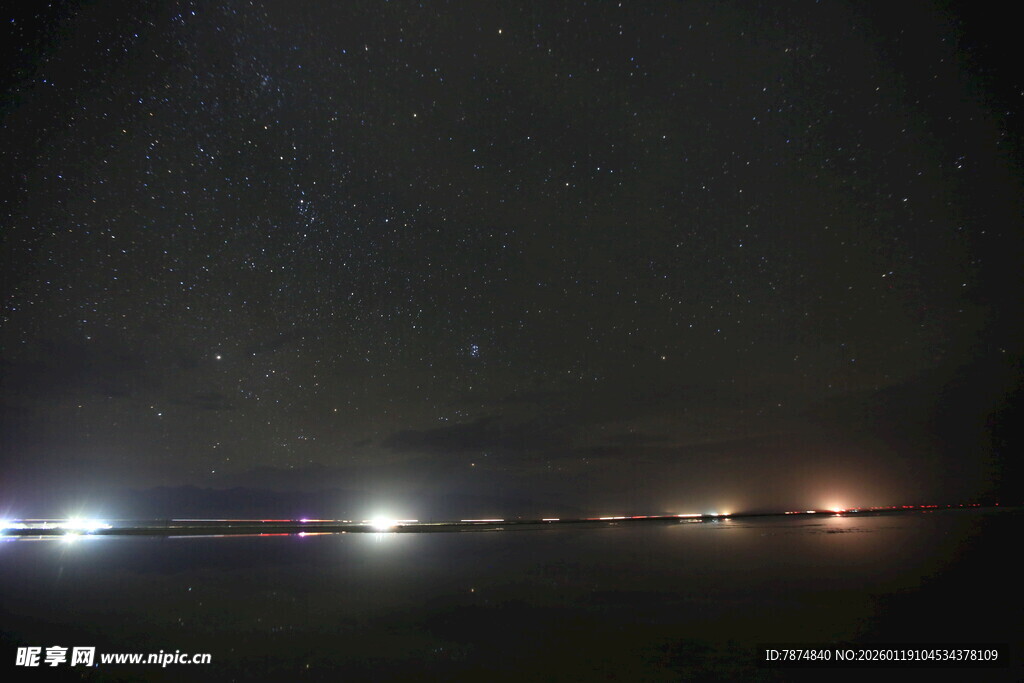 夜晚机场跑道灯光景象