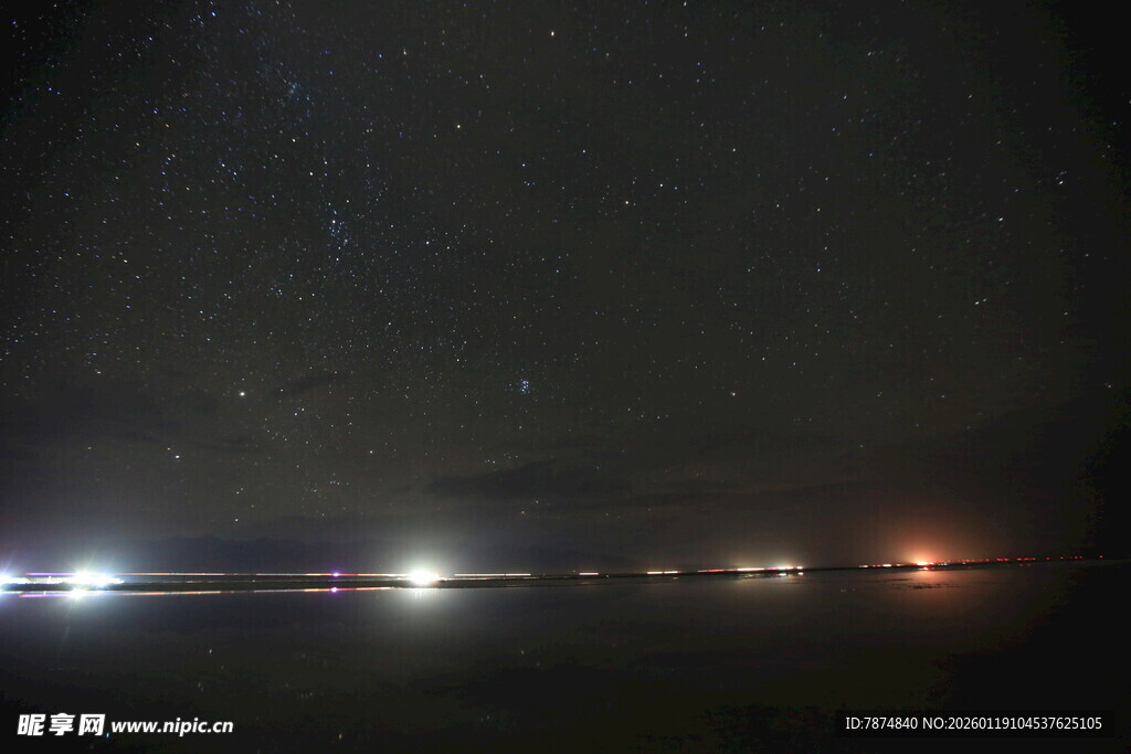 夜晚旷野中的闪烁灯光