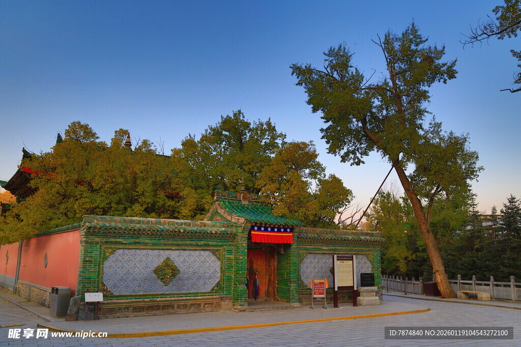 中式古建筑旁的绿树景观