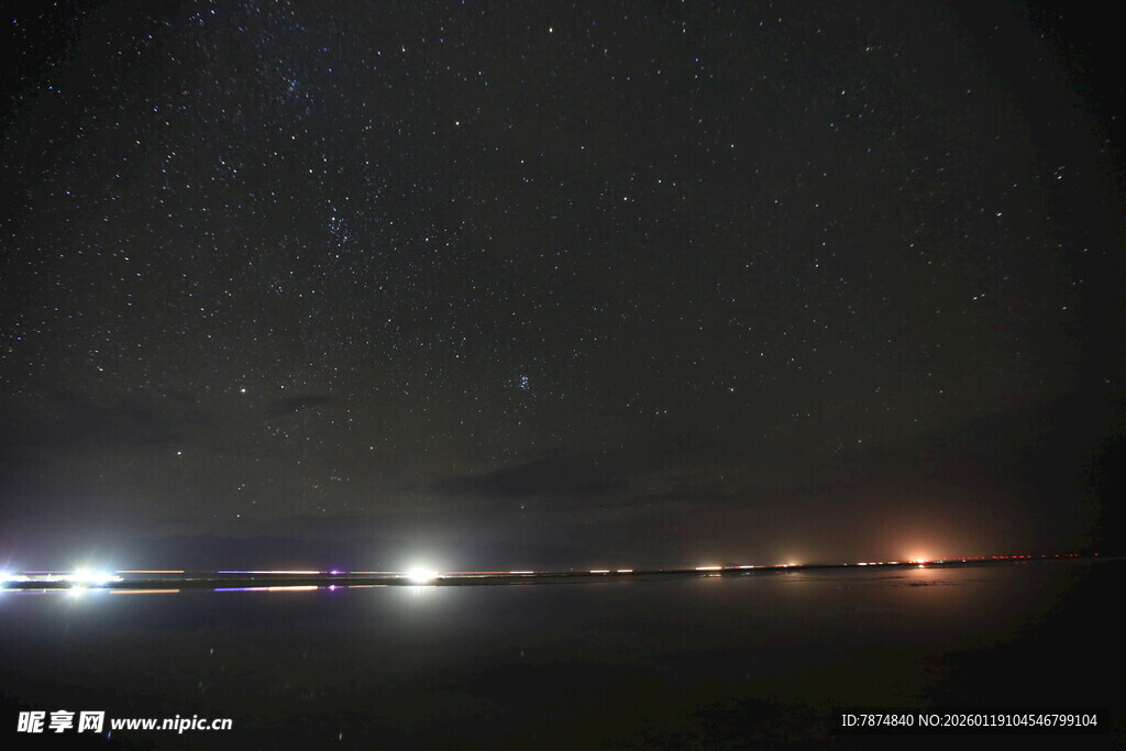 夜幕下的城市灯火与星空