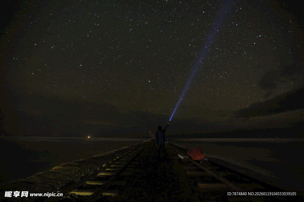 夜海船行 光束划破星空