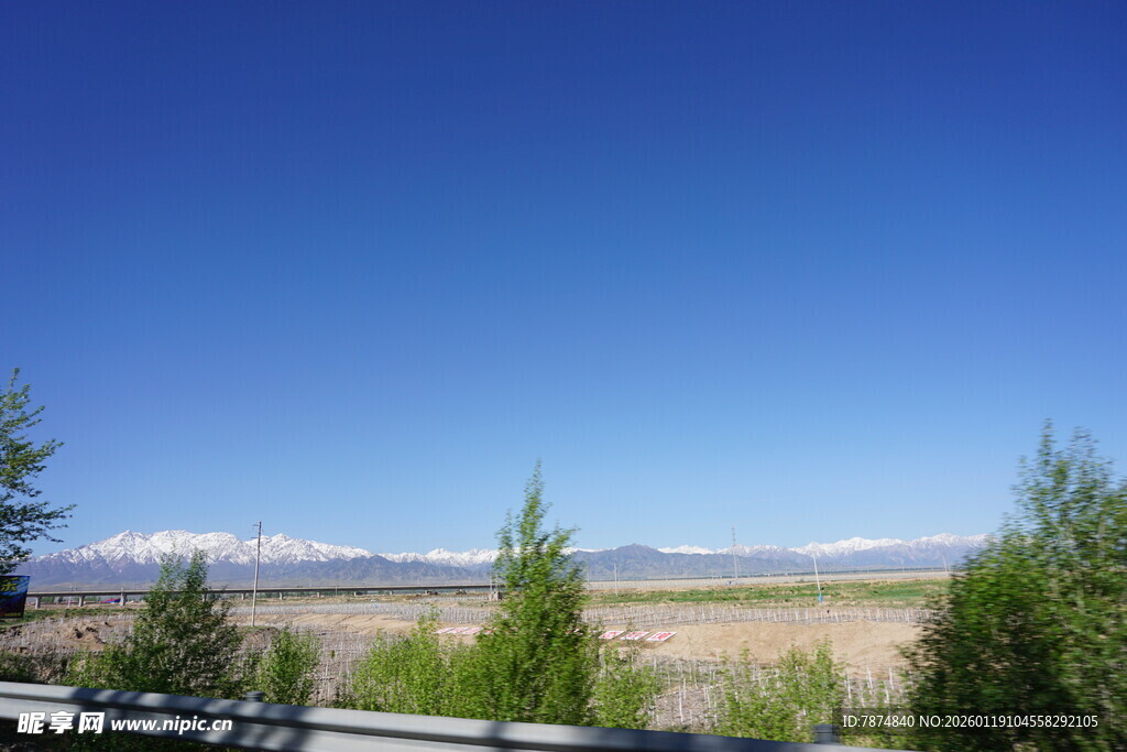 蓝天绿野旁的开阔景致