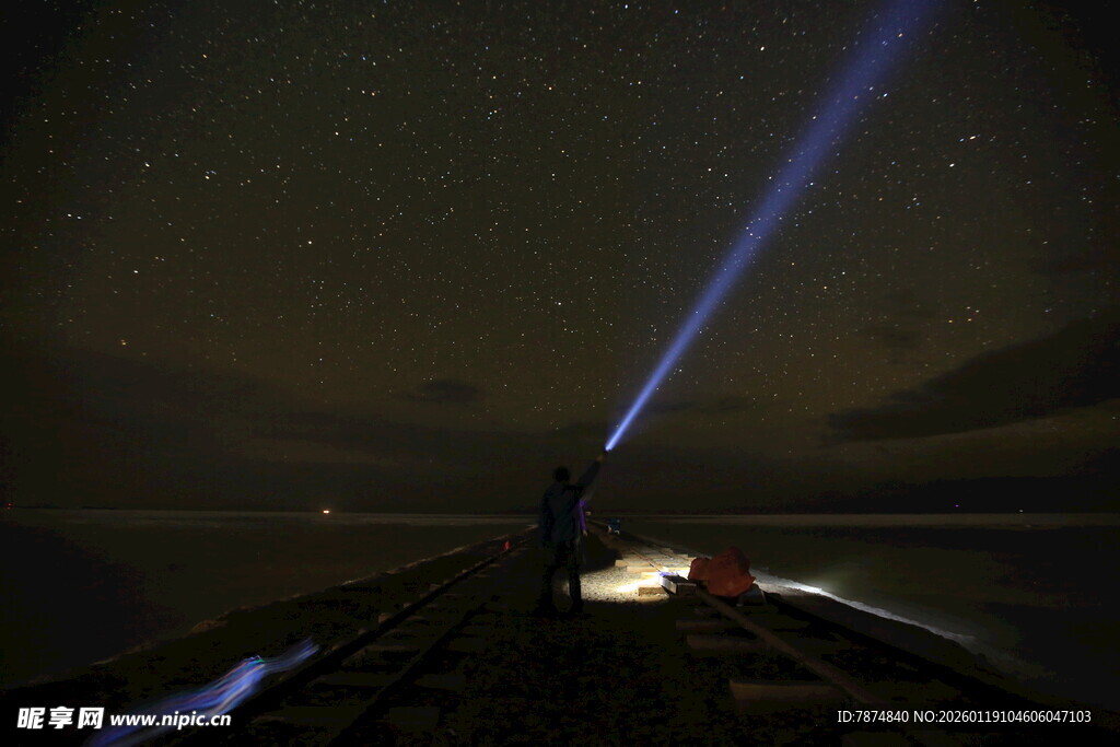 夜海船顶探照灯光束景象