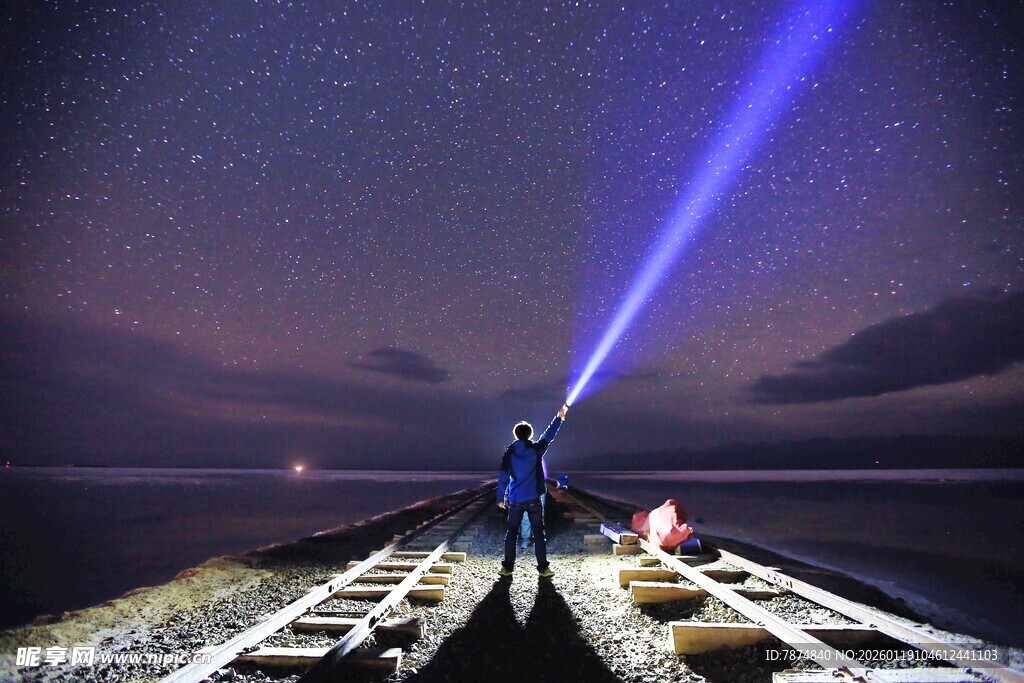 夜海泛舟探星空