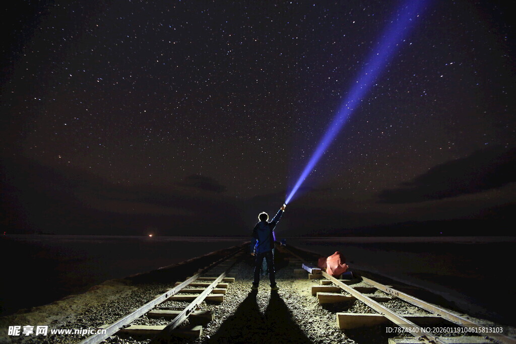 夜空中的激光束与铁轨