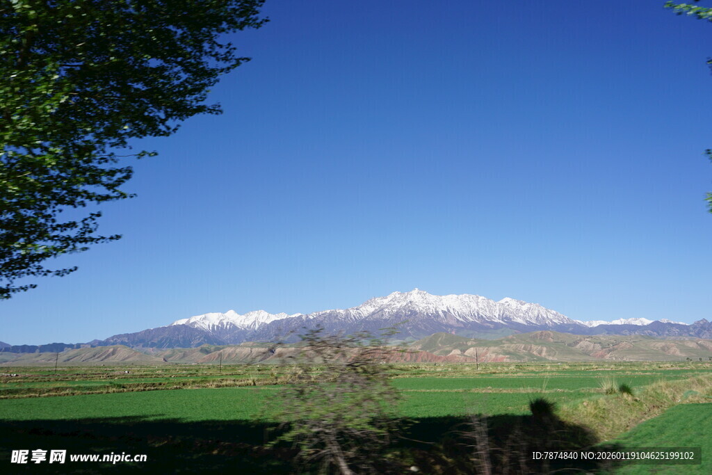 田园雪山风光美景
