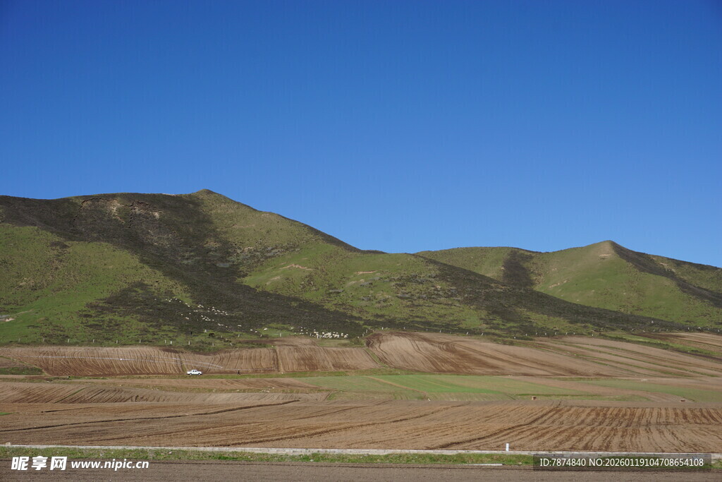 广袤山野间的蓝天绿地