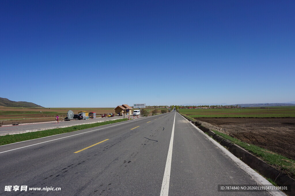 宽阔公路伸向远方