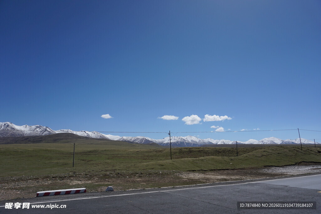 蓝天草原公路雪山美景